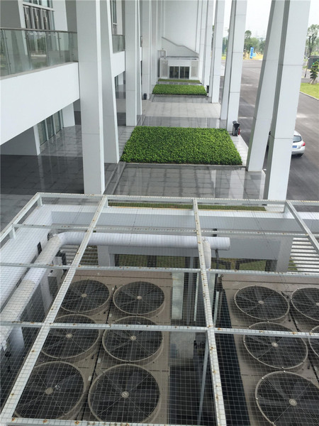 风冷螺杆机组机房一角